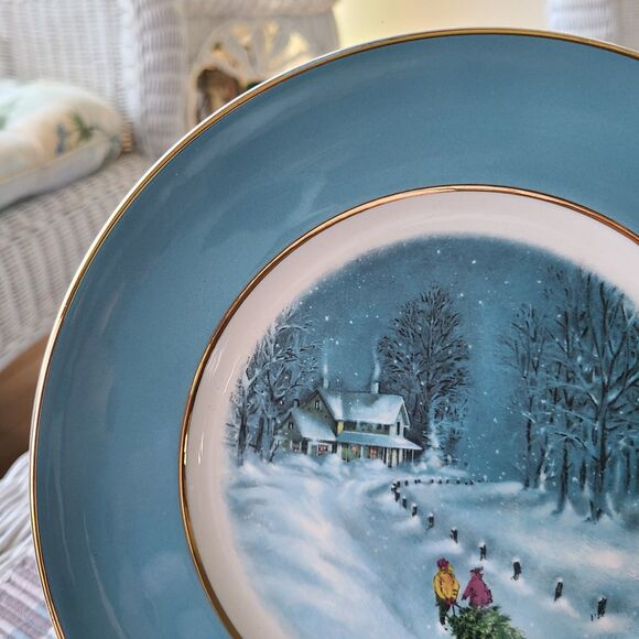 Vintage Avon Wedgwood 1976 Christmas Collectible Plate "Bringing Home The Tree" - Picture 6 of 10
